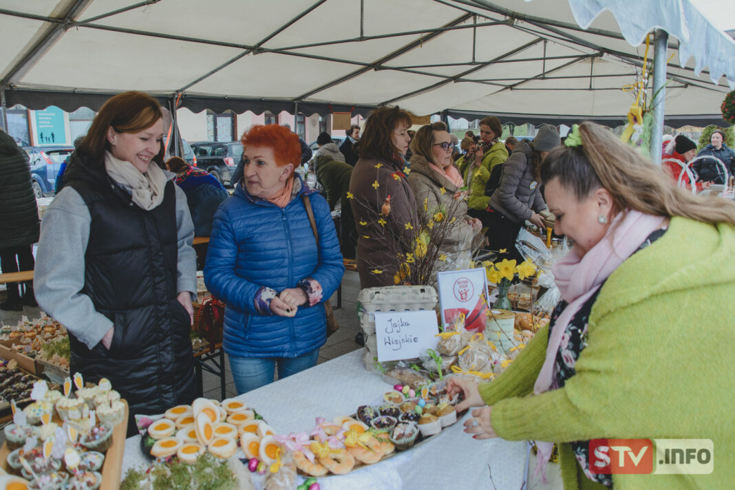 Tłumy na śniadaniu w Ożarowie. Były pyszne potrawy i kolorowe ozdoby