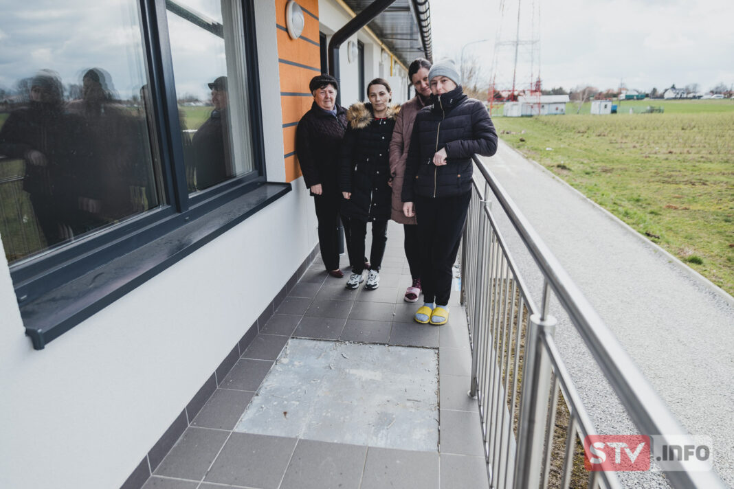 Grzyb na ścianach, pękająca elewacja, odpadające płytki. Mieszkańcy alarmują o dramacie w nowym budynku komunalnym w Sandomierzu