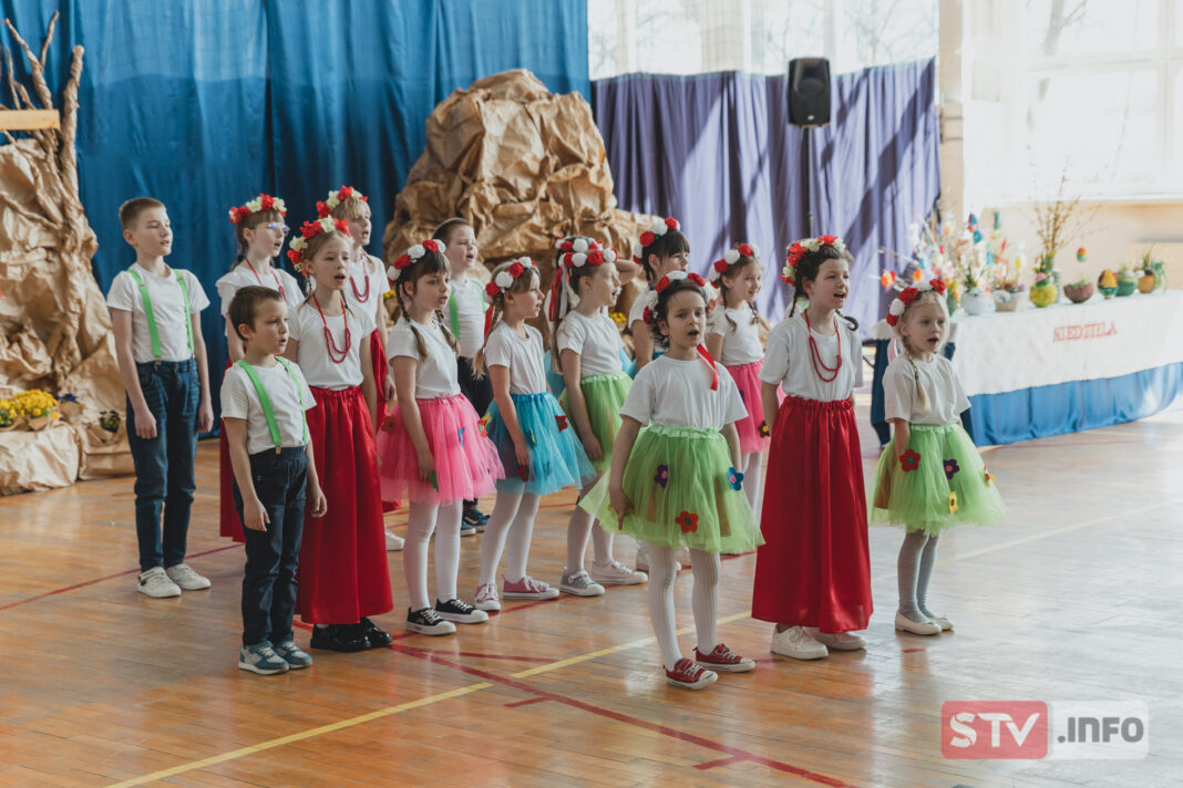 W szkole w Bidzinach było świątecznie i wiosennie. Uczniowskie przedstawienie przyjęte oklaskami
