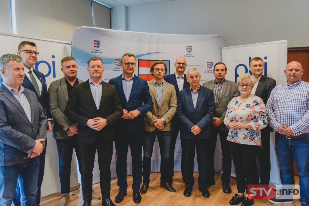 Powiat sandomierski podpisał umowy na inwestycje wartości prawie 28 mln zł. Rekordowe pieniądze na drogi