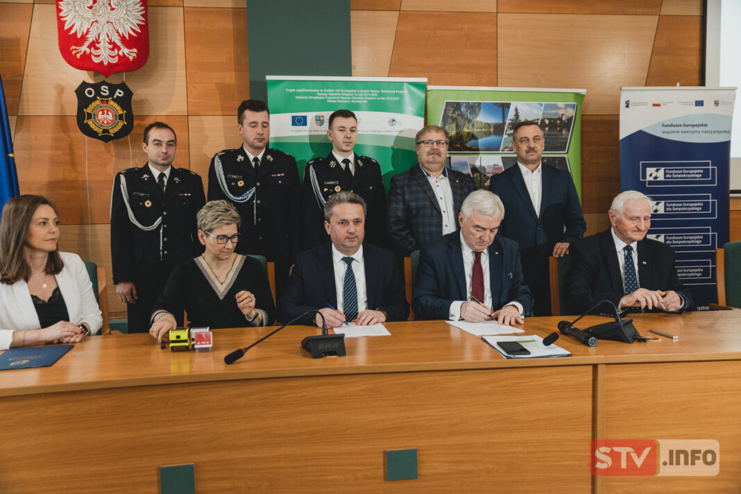 Pieniądze na zbiorniki retencyjne i sprzętu dla OSP. W Staszowie samorządy podpisały umowy z marszałkiem