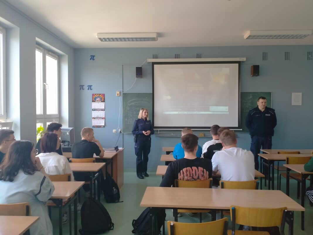 Opatowscy policjanci z profilaktyką o cyberprzemocy w „Bartoszu”
