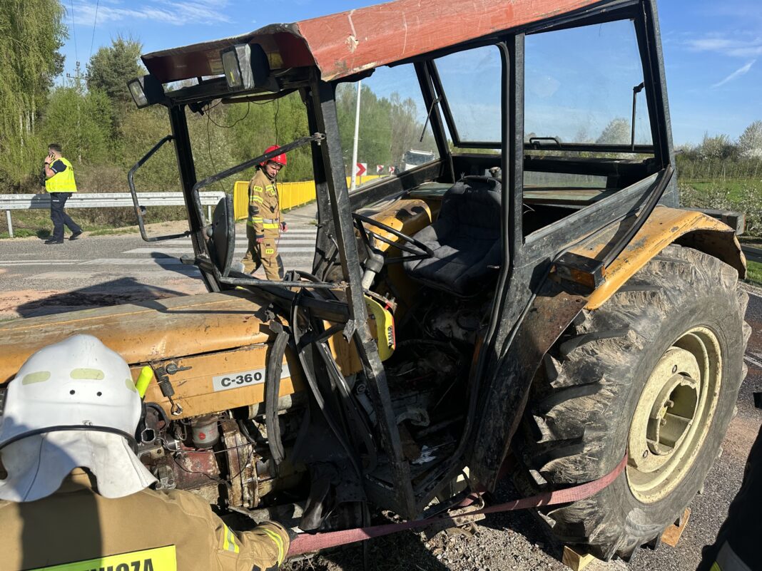 W Sulisławicach ciężarówka zderzyła się z ciągnikiem rolniczym