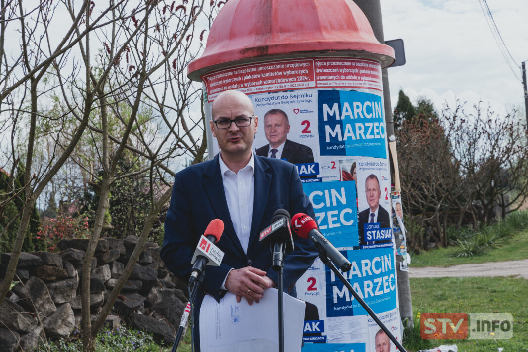 Paweł Niedźwiedź z KWW „Przyszłość Sandomierza” przy wyplakatowanym słupie o postanowieniu sądu