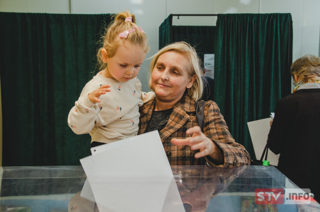 WYBORY: Najwięcej głosuje po nabożeństwach. W pow. opatowskim bez incydentów