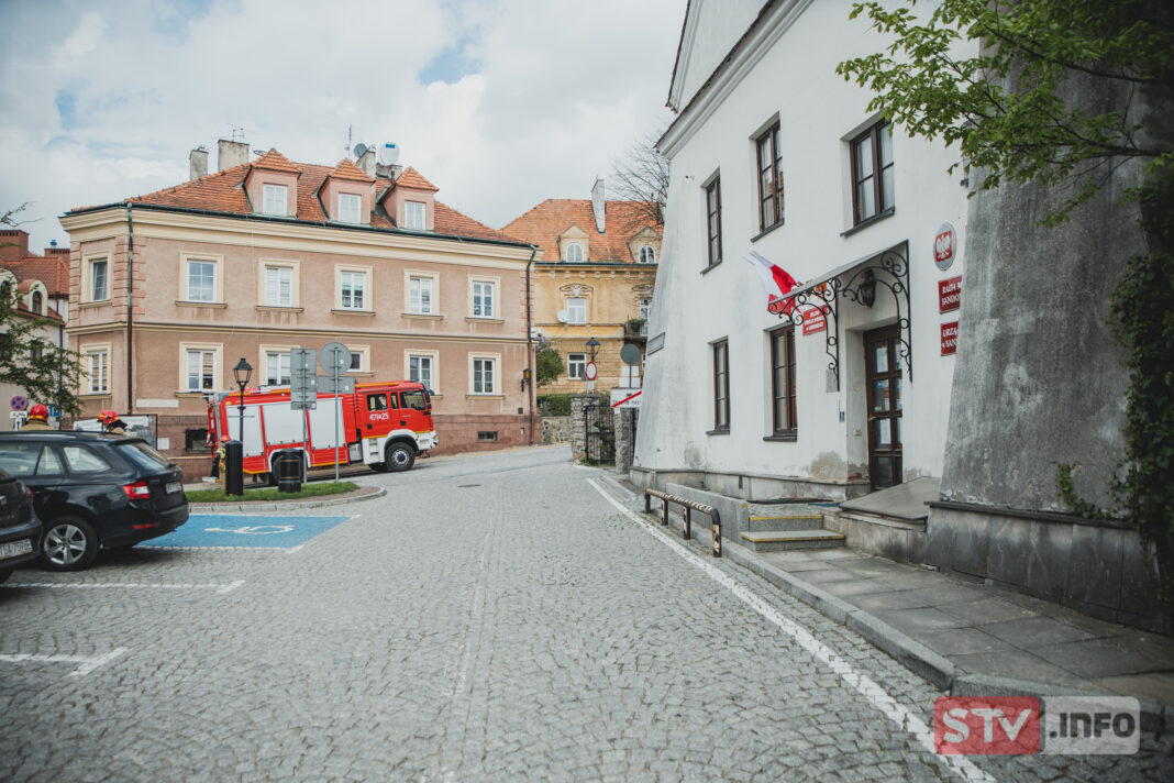 Zgłoszenie o podłożonym ładunku w sandomierskim magistracie. Służby w akcji