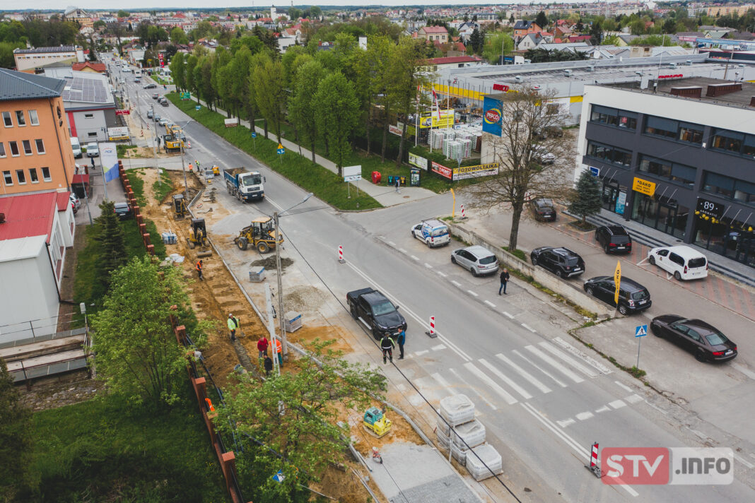 Trwa remont ul. Krakowskiej w Staszowie. Będzie nowa nawierzchnia, chodniki i parkingi