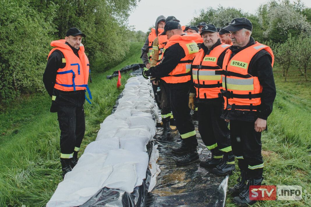 Strażacy ćwiczyli w Nowem i Maruszowie. Uszczelniali wał i ratowali tonącego