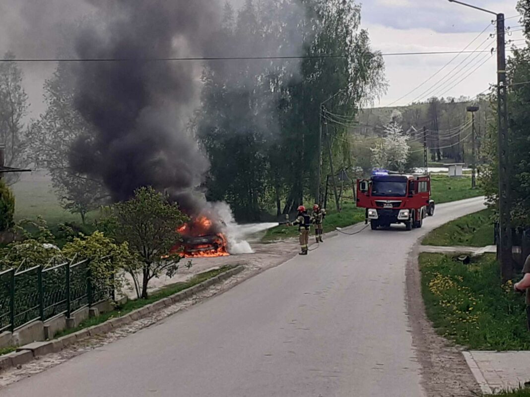 Corsa spłonęła w Podolu. Kierowca I pasażerka bez obrażeń