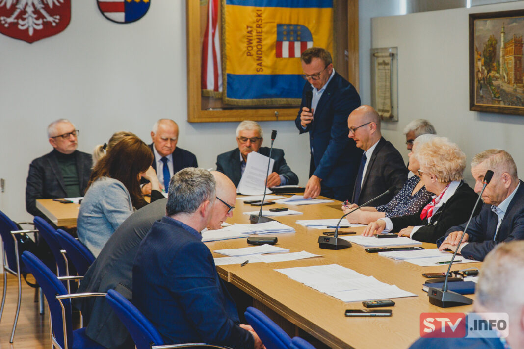 Obradowała Rada Powiatu Sandomierskiego. Budżet, statut i apteki