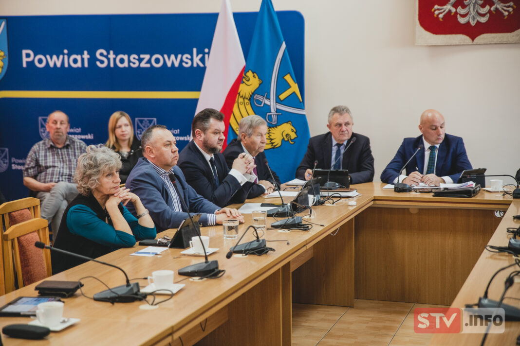 Zawieszona porodówka w Staszowie i stanowisko Rady Powiatu. Czy w szpitalu zabrakło zwykłego dialogu?