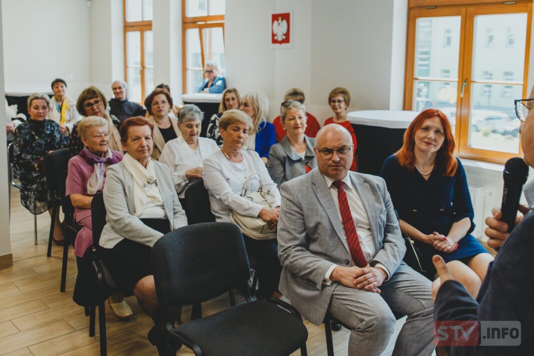 W Opatowie świętował „biały personel”. Samorząd powiatowy podziękował pielęgniarkom