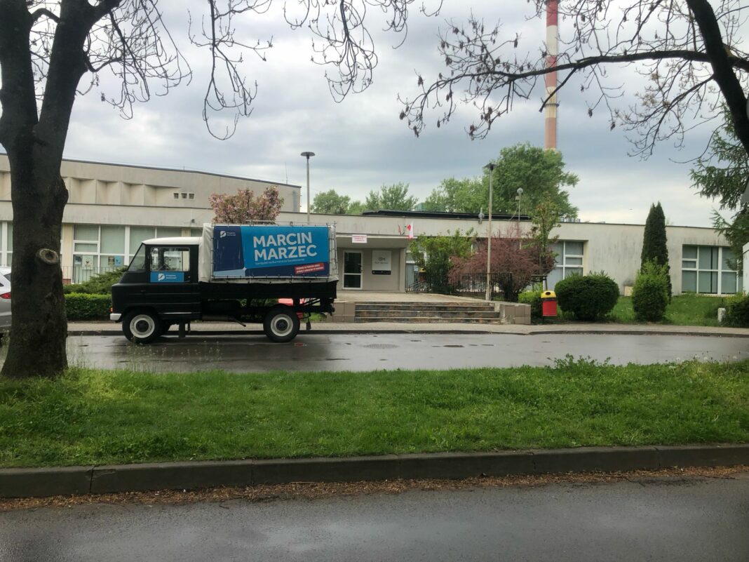 Żuk zaparkowany pod lokalem wyborczym. Policja sprawdza czy była to agitacja