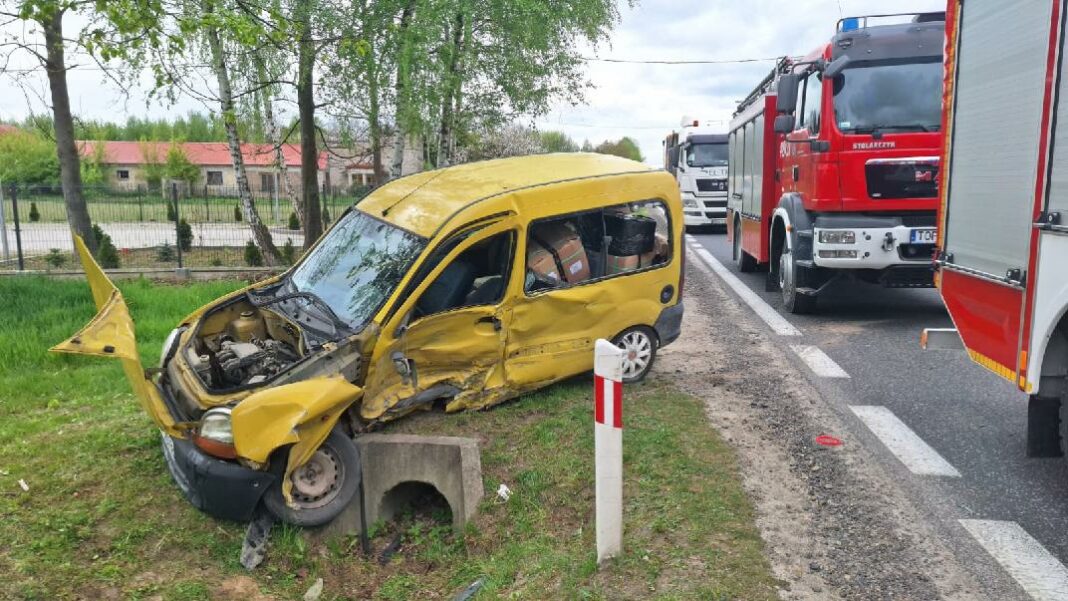 Seat i Renault w rowie po zderzeniu na K74 w Balbinowie. Kierowcy i pasażerowie bez obrażeń