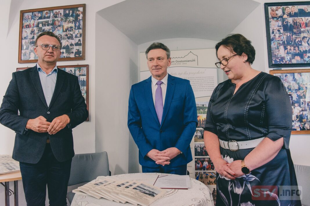 Dzieje parafii ze wzgórza Collegium Gostomianum. Promocja książki w szkolnym refektarzu