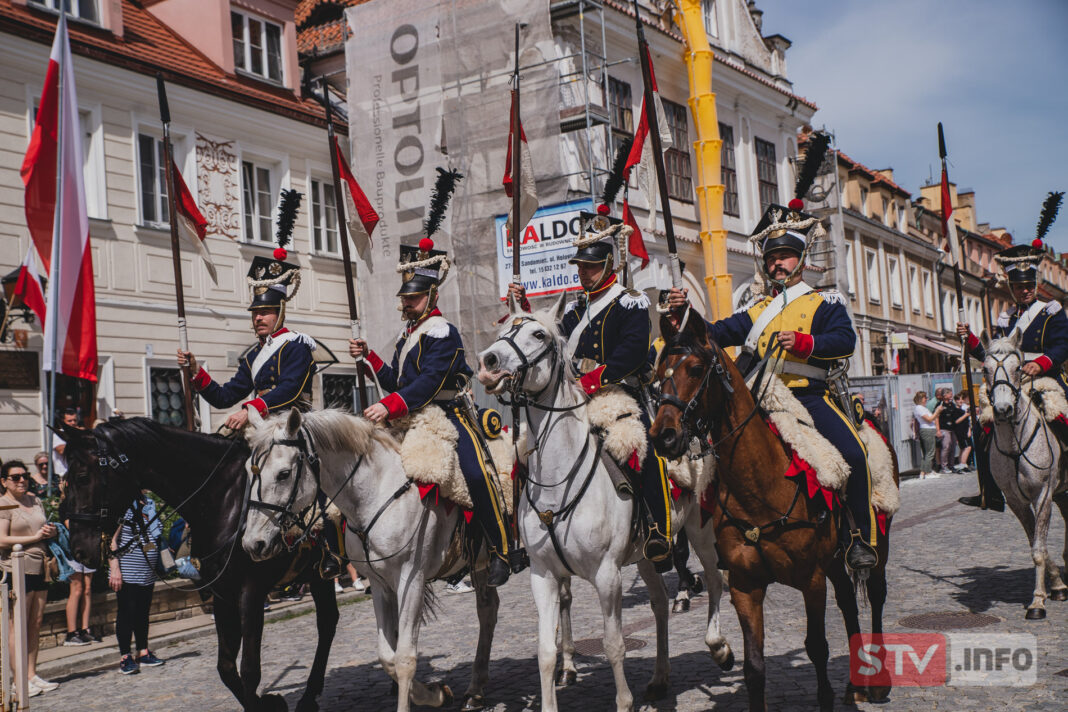 Piękne jak zwykle Święto Narodowe 3 Maja w Sandomierzu. Kawaleria, salwa honorowa, wojsko i sztandary