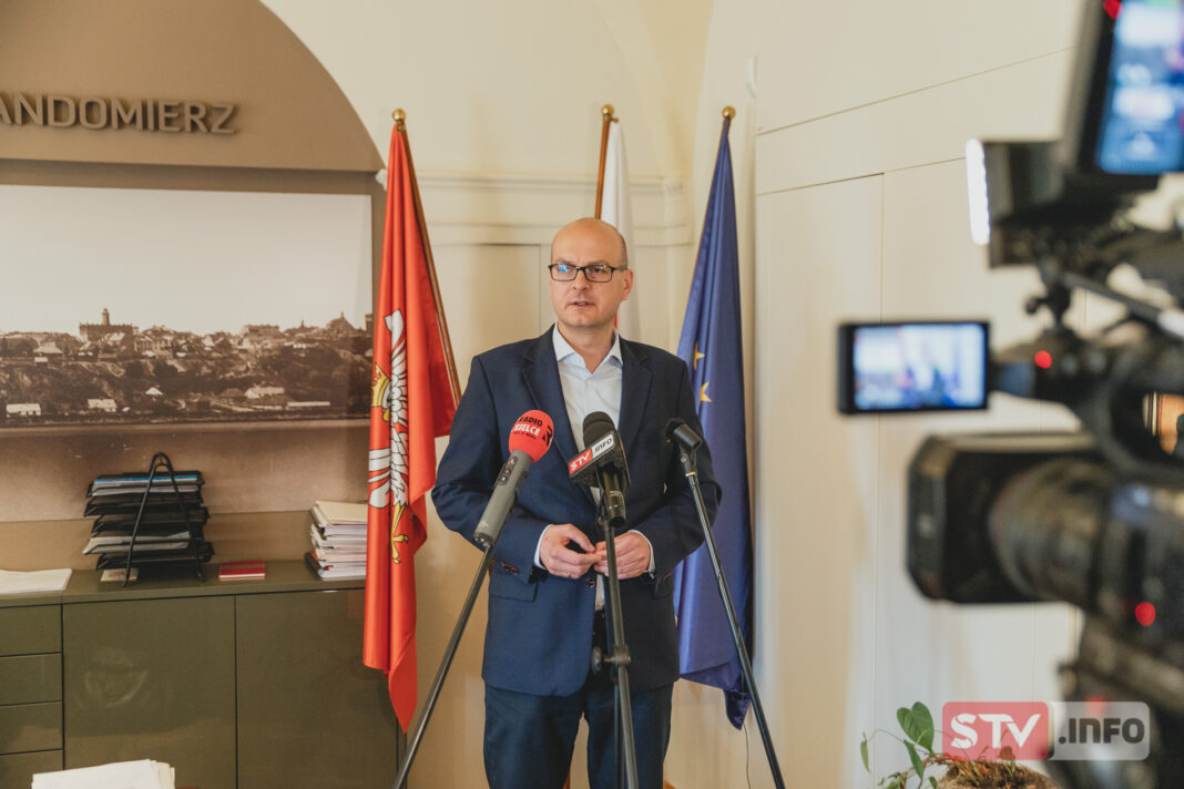 Jakie zmiany w Urzędzie Miasta w Sandomierzu? Konferencja prasowa burmistrza Sandomierza Pawła Niedźwiedzia