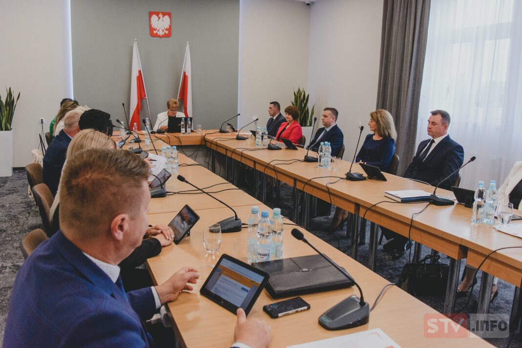 Pierwsza sesja w Bogorii. Ślubowanie radnych i burmistrza