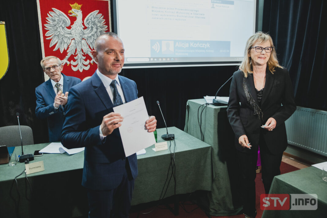 Pierwsza sesja w Ożarowie. Radni i burmistrz złożyli ślubowanie