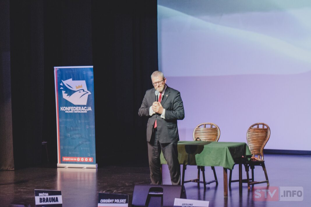 Grzegorz Braun gościł w Opatowie. Rozmowy, przemówienia i podpisywanie … gaśnic