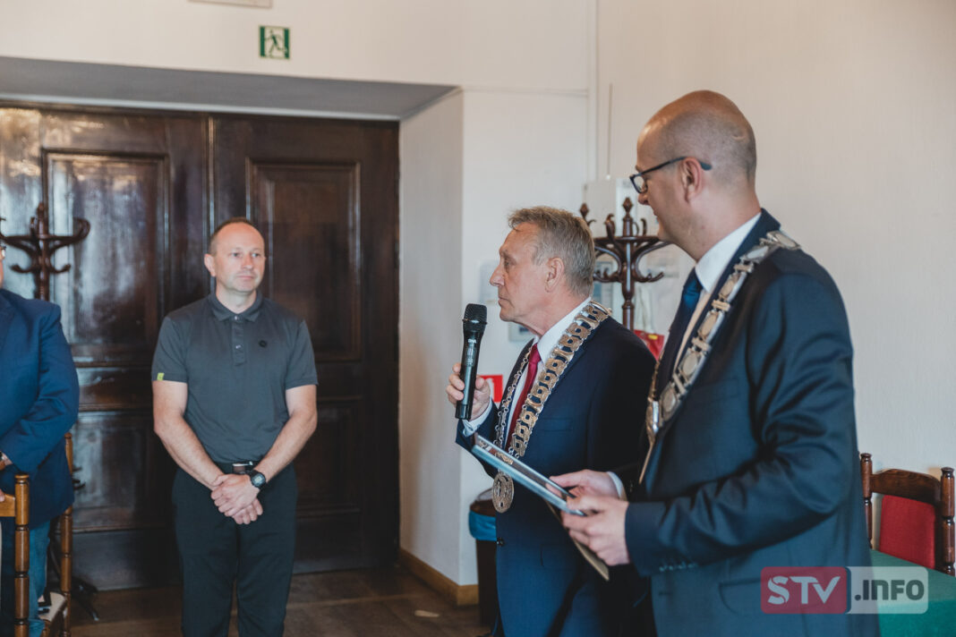 Sandomierski MOSiR doceniony. Dyplom od burmistrza i przewodniczącego rady miejskiej