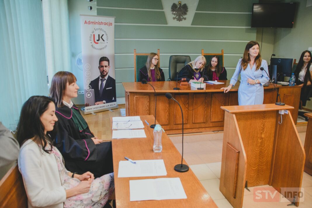 Edukacyjna rozprawa rozwodowa w sandomierskim sądzie. Studenci w roli głównej