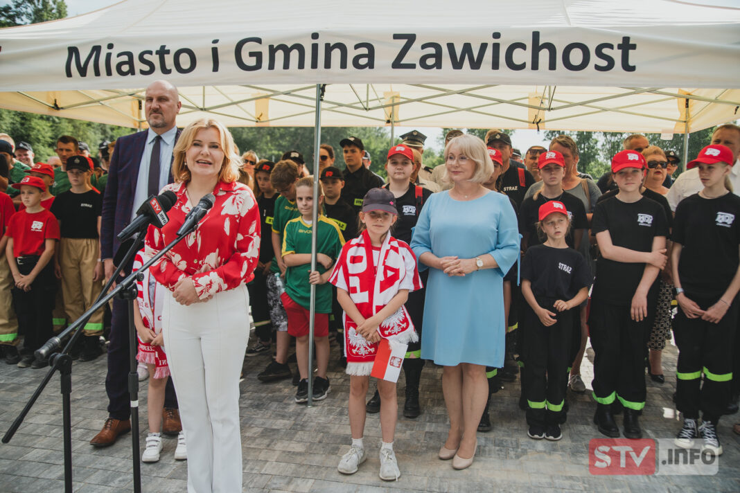 Na placu budowy stadionu w Zawichoście posłanka Anna Krupka walczyła o głosy