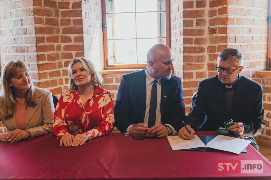 W Sandomierzu i Staszowie podpisano umowy na remont zabytków