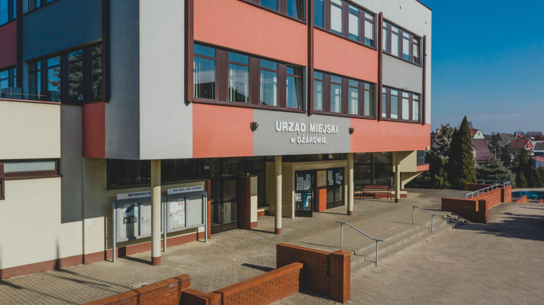 Trzęsienie ziemi w Ożarowie. „Skuteczna wymiana” pracowników na byłych kandydatów w wyborach