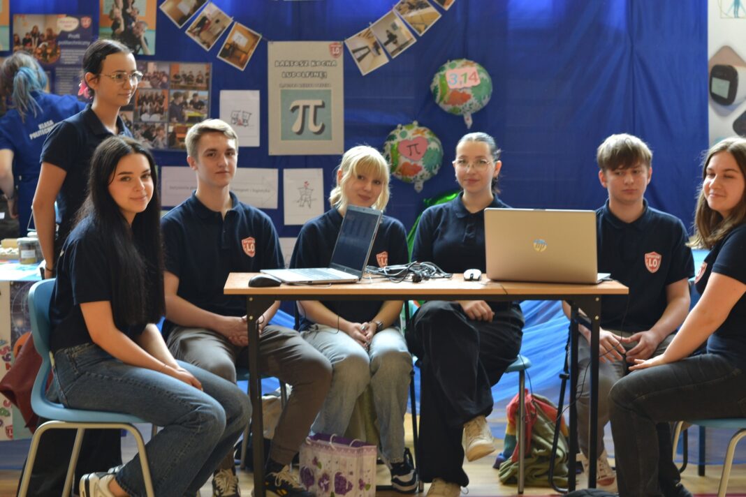 Opatowski „Bartosz” otworzył drzwi. Ósmoklasiści byli zachwyceni