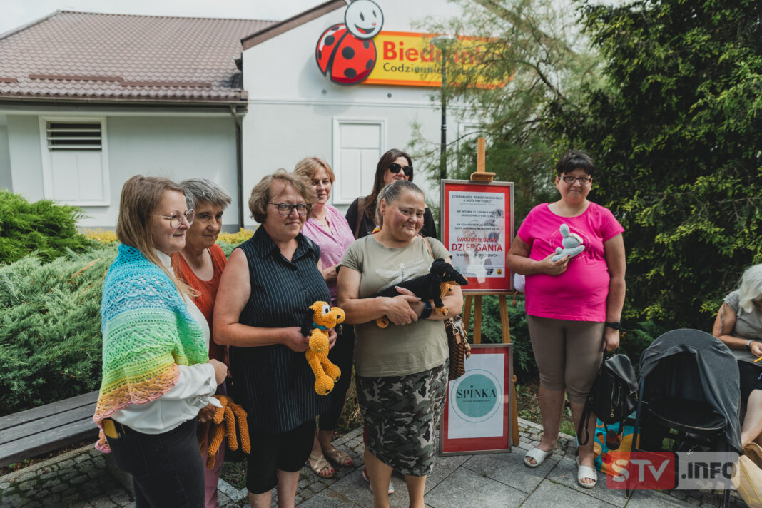 W Ożarowie dziergano w parku. Integracja i promocja rękodzieła