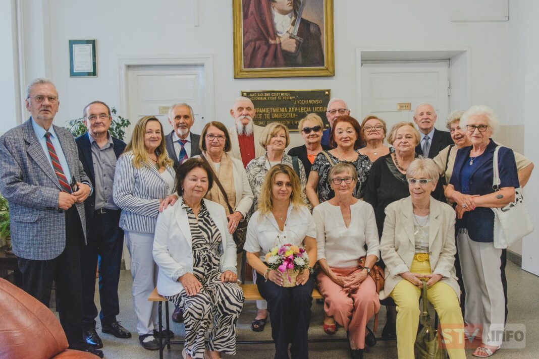 Wyjątkowi absolwenci w murach II LO w Sandomierzu. Spotkanie 60 lat po maturze