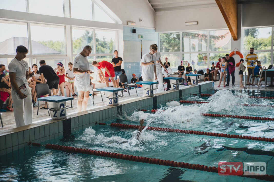 Mali mistrzowie pływali w Ożarowie. Rywalizacja była zacięta