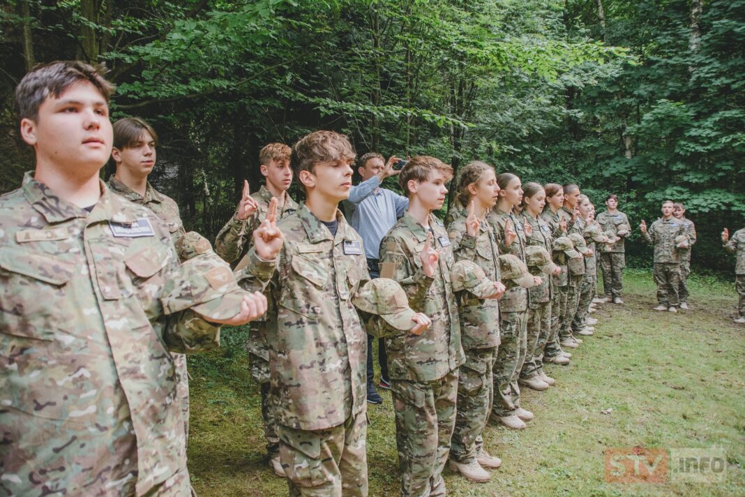 „Mundurówka” z ZS nr 1 w Opatowie ślubowała. Podniosła uroczystość w leśnej scenerii