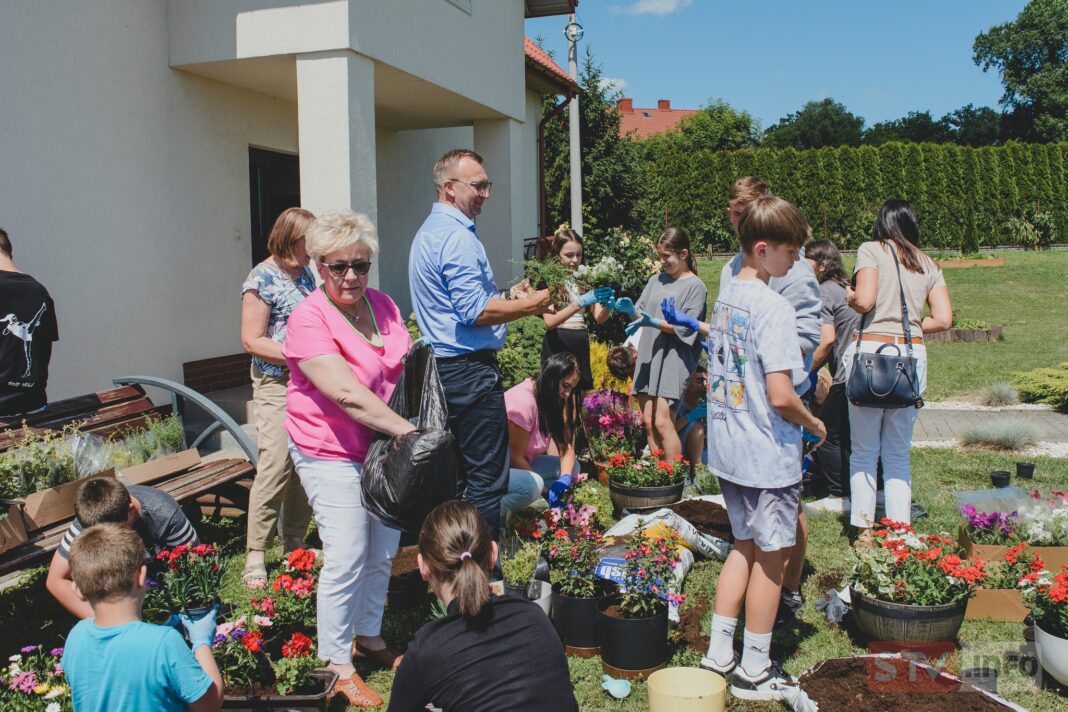 Barwny i pachnący prezent dla domu dziecka w Łoniowie. Starostowie z mieszkańcami sadzili kwiaty