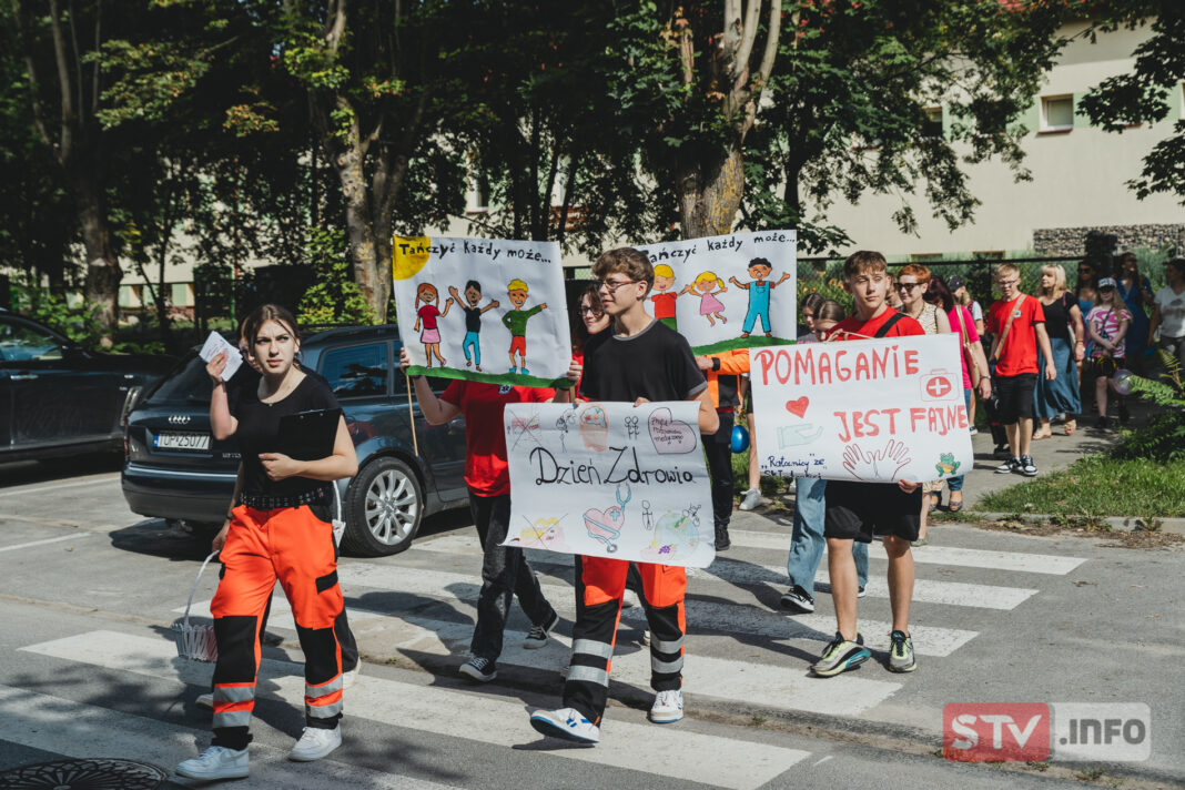 Happening w Ożarowie. Promowali zdrowy styl życia, ratownictwo i szkołę