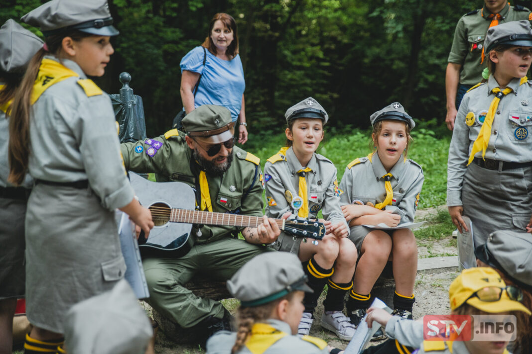 Sandomierskim parkiem Piszczele zawładnęli harcerze. Wyjątkowa zbiórka