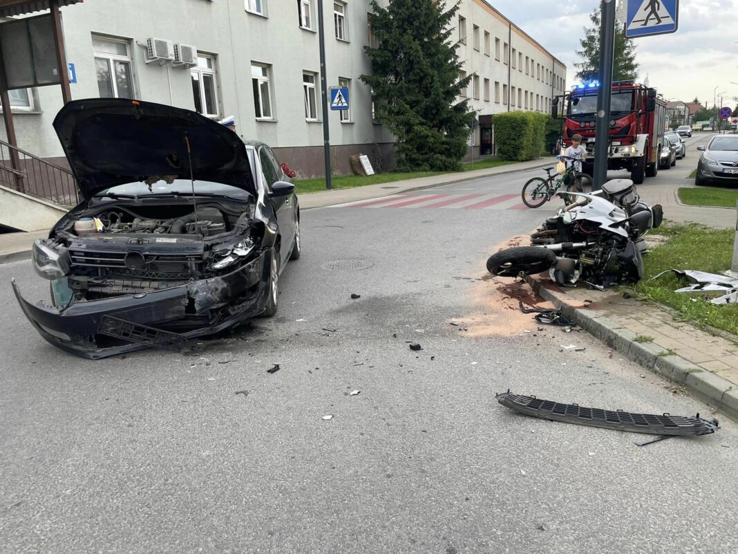 Zderzenie osobówki z motocyklem pod szpitalem w Sandomierzu