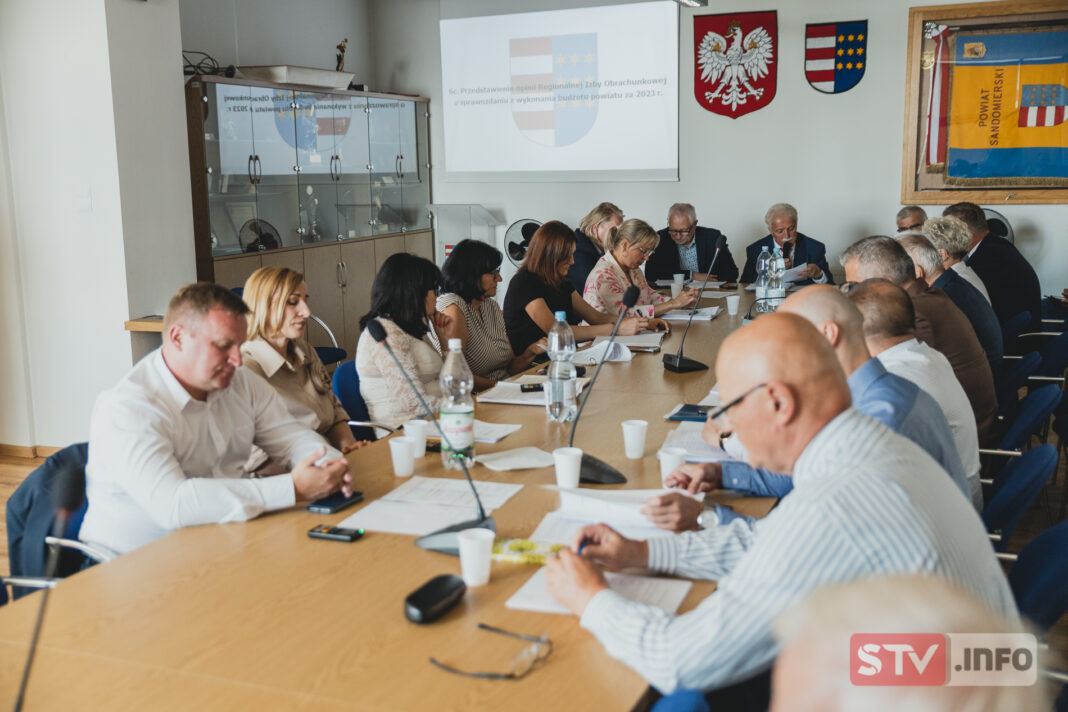 Zarząd powiatu sandomierskiego z absolutorium. Jednomyślne głosowanie