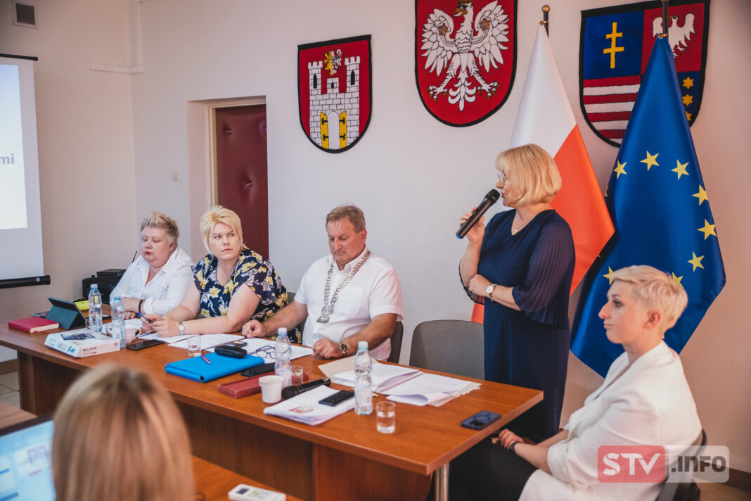 Katarzyna Kondziołka z absolutorium. Gratulacje od posłanki, radnych i pracowników
