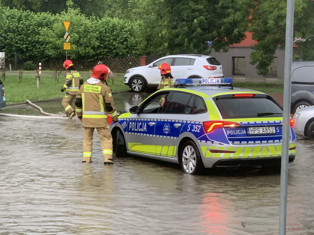 Nawałnica nad Opatowem. Walka strażaków z wodą w sklepie i na posesjach