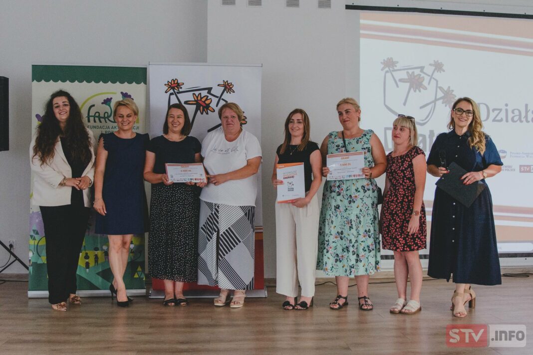 Beneficjenci „Działaj lokalnie” z powiatu staszowskiego z czekami. Wsparcie otrzymały stowarzyszenia ale też grupy nieformalne