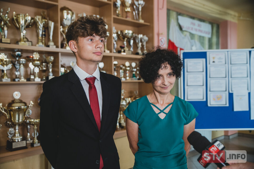 Szkoły z gminy Obrazów najlepsze w powiecie. Wójt Tworek dumny z ósmoklasistów