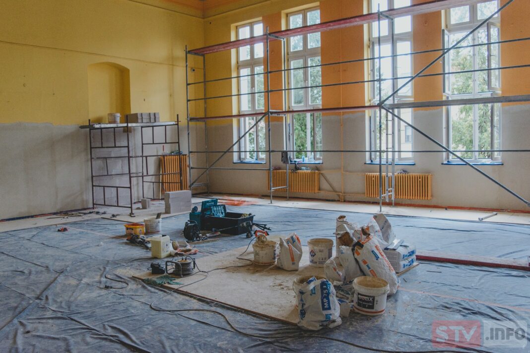 Wakacyjne remonty w sandomierskich szkołach. Budowlańcy pełną parą pracują w „ekonomiku” i II LO