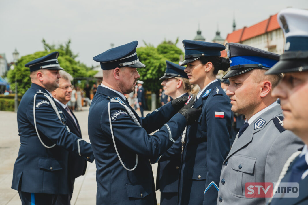 Policjanci z całego województwa świętowali w Opatowie. Komendant Główny wręczył medale i awanse