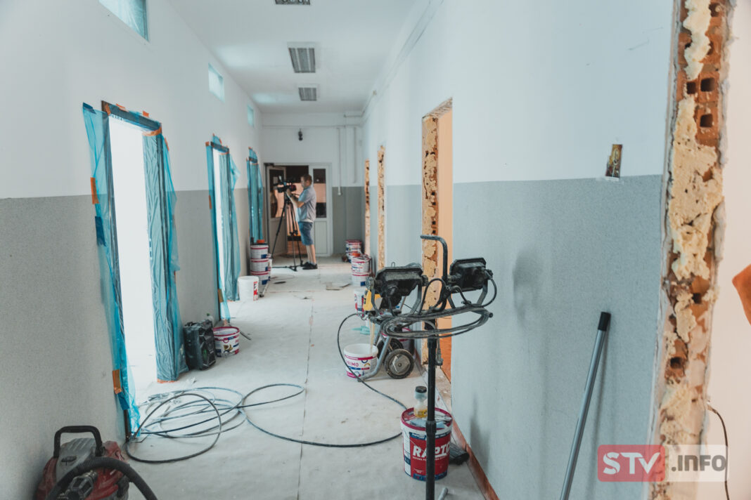 Wakacyjne remonty „u Skłodowskiej” w Ożarowie. Wymiana drzwi, malowanie ścian