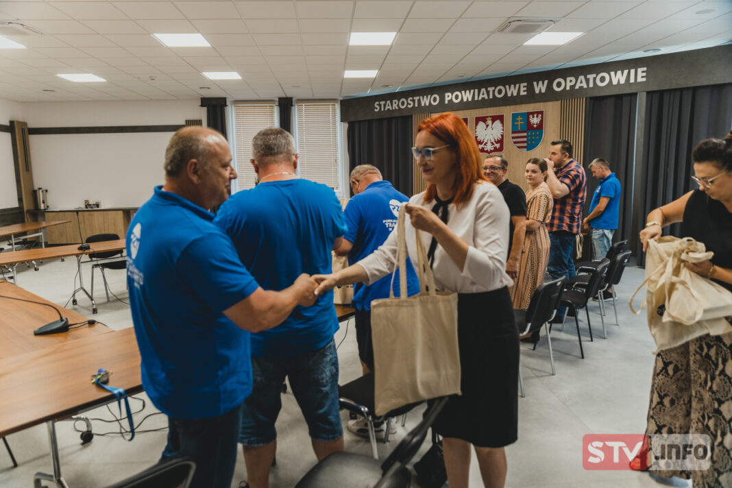 Życzenia i upominki dla kierowców PZT w Opatowie. Starostwo pamiętało