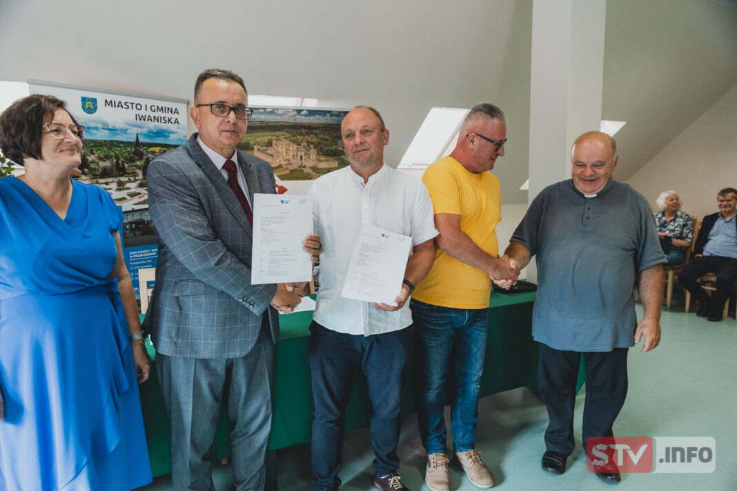 Będą nowe parkingi w Iwaniskach. Umowa podpisana