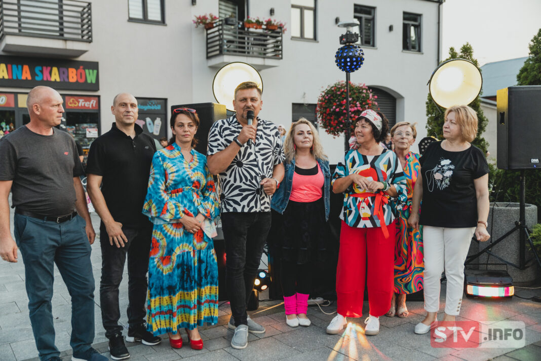 Udana zabawa taneczna na rynku w Ożarowie. Trafiony pomysł aktywnych radnych