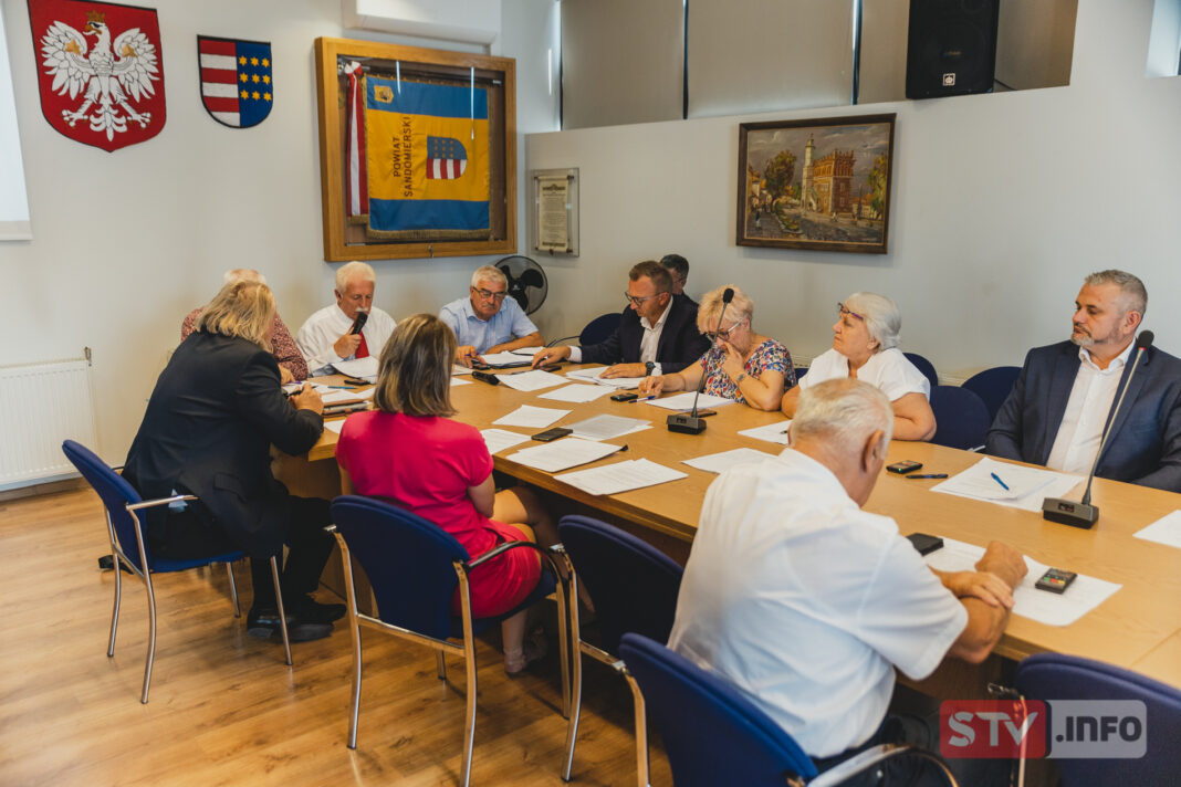 Wakacyjna sesja rady powiatu sandomierskiego. O szpitalu i linii autobusowej